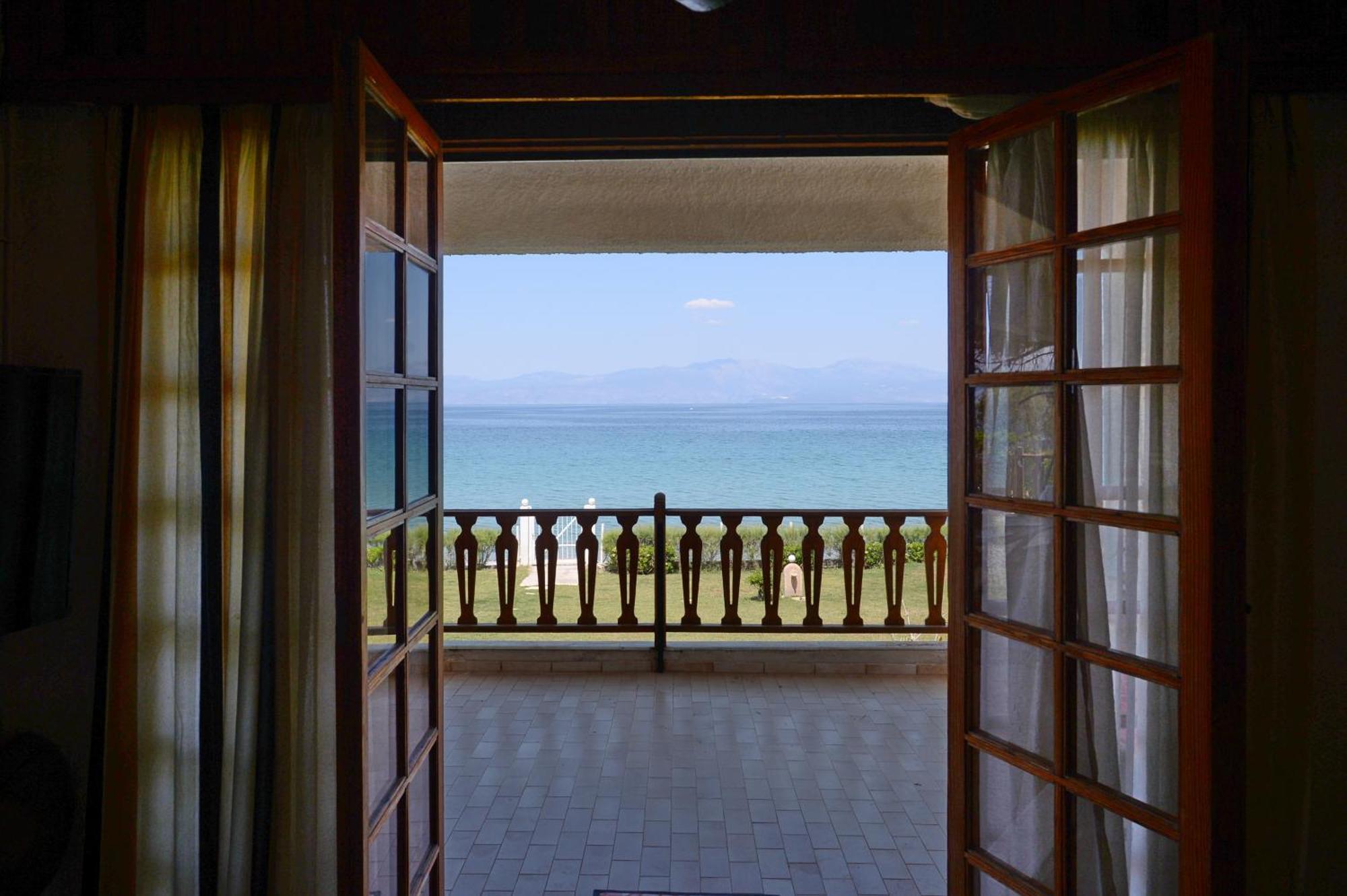 Kamari  Antorina Beachfront Villas With Private Pools מראה חיצוני תמונה