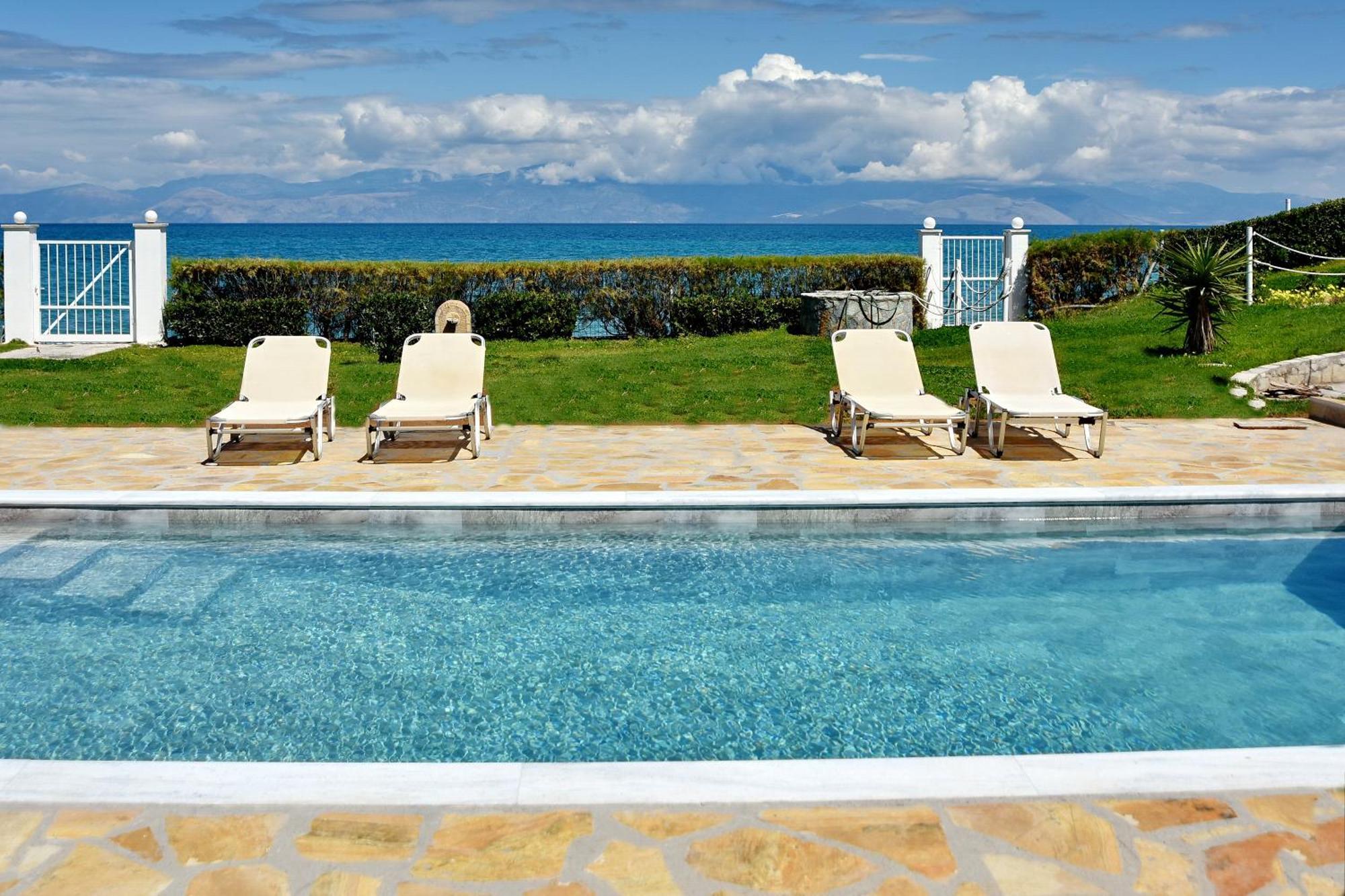 Kamari  Antorina Beachfront Villas With Private Pools מראה חיצוני תמונה